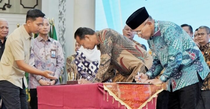 Bupati Simalungun Tandatangani Komitmen Perbaikan Tata Kelola Pemerintahan dan Pencegahan Korupsi