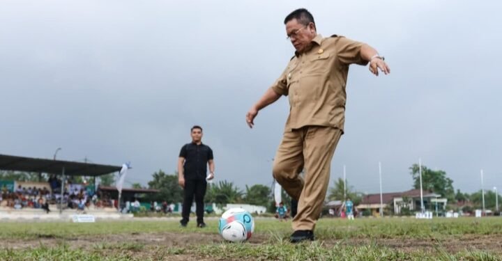 Wali Kota Pematangsiantar Melakukan Kick Off Tanda Dibukanya Kejuaraan Sepak Bola Antar Pelajar