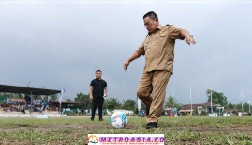 Wali Kota Pematangsiantar Melakukan Kick Off Tanda Dibukanya Kejuaraan Sepak Bola Antar Pelajar