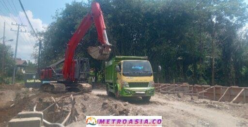 Proyek Provinsi di Tanah Jawa Disorot: Alat Berat Diduga Minum Solar Subsidi, Pangulu Disebut Sebagai Pemasok