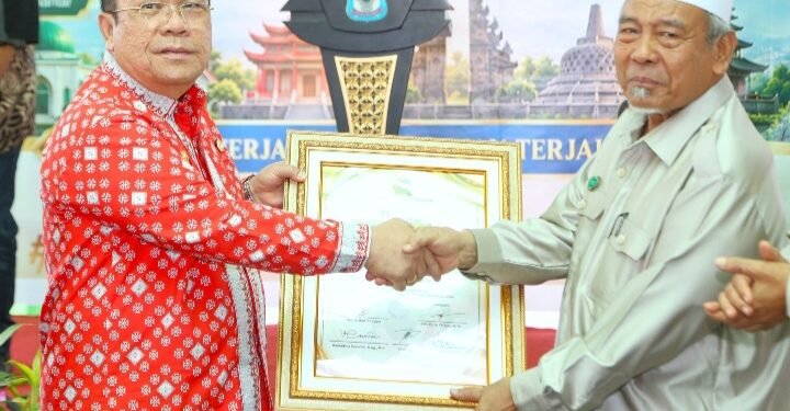 Wali Kota Pematangsiantar Didampingi Sejumlah Unsur Forkopimda Menerima Penghargaan Sebagai Tokoh Toleransi