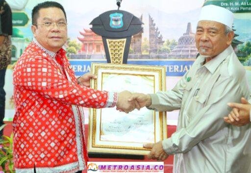 Wali Kota Pematangsiantar Didampingi Sejumlah Unsur Forkopimda Menerima Penghargaan Sebagai Tokoh Toleransi