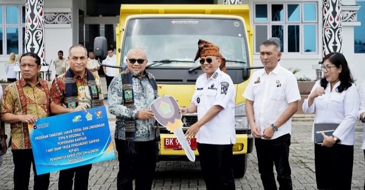 Pemkab Simalungun Terima Bantuan 1 Unit Dump Truk dari PTPN IV Untuk Pengangkutan Sampah