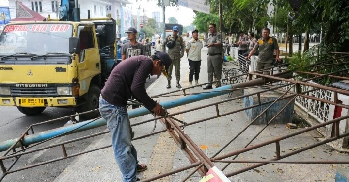 Satpol PP Pematangsiantar Bongkar Dua Papan Reklame Tanpa Izin