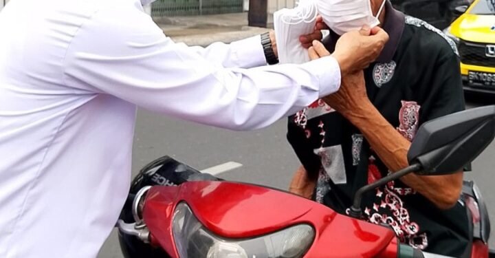 Dinkes Pematangsiantar Beri Tips Jaga Kesehatan Akibat Asap Karhutla, Bagikan Masker kepada Masyarakat