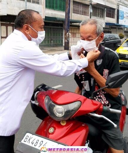 Dinkes Pematangsiantar Beri Tips Jaga Kesehatan Akibat Asap Karhutla, Bagikan Masker kepada Masyarakat