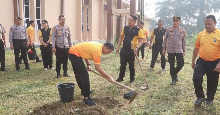Menjaga Kelestarian Lingkungan, Kapolres Simalungun Tanam Pohon Mangga dan Durian