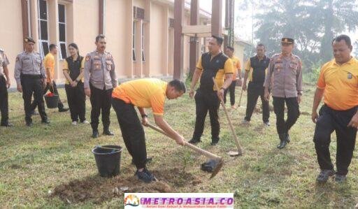 Menjaga Kelestarian Lingkungan, Kapolres Simalungun Tanam Pohon Mangga dan Durian
