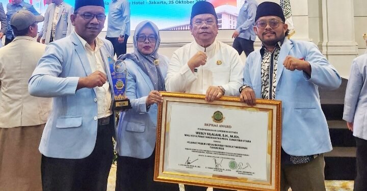 Wali Kota Pematangsiantar Menerima BKPRMI Award Sebagai Yokoh Publik Peduli Anak Yatim dan Pemuda Masjid Dari Menteri Koperasi