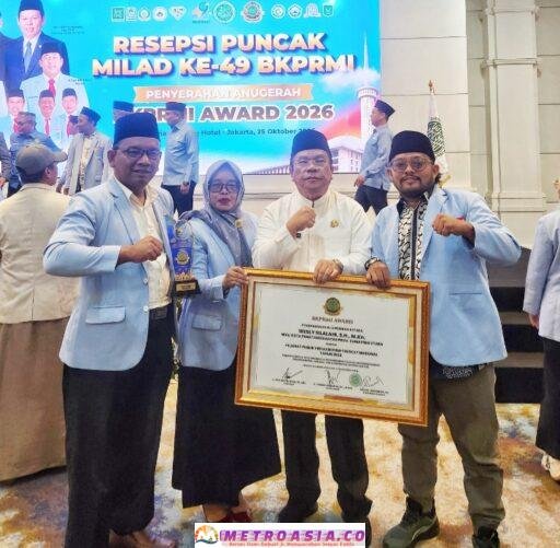 Wali Kota Pematangsiantar Menerima BKPRMI Award Sebagai Yokoh Publik Peduli Anak Yatim dan Pemuda Masjid Dari Menteri Koperasi